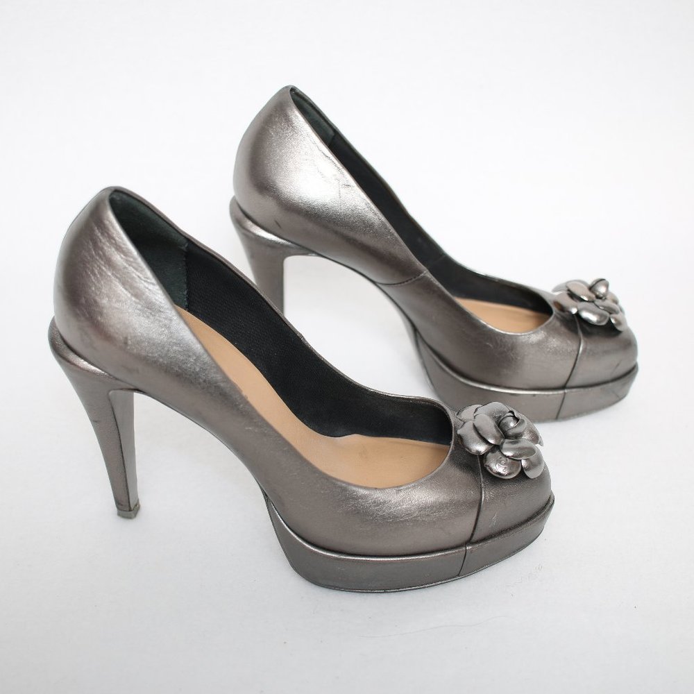 CHANEL Camellia Metallic Silver Leather Pumps Sz 36 - Picture 2 of 13